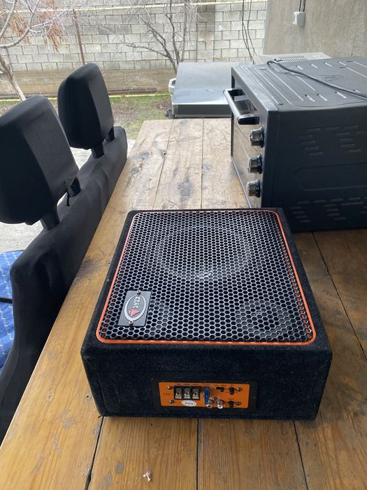 саббуфер под сидение