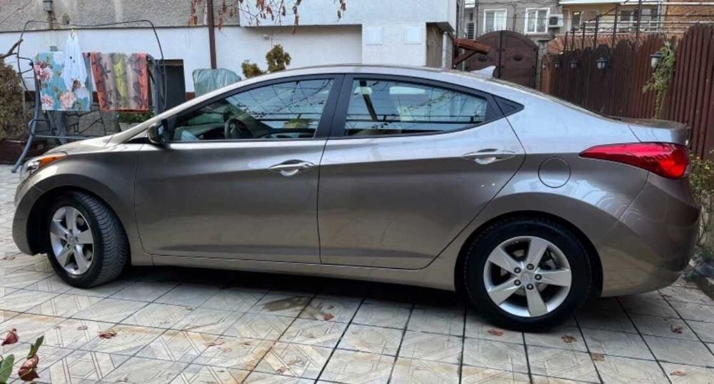 Кола под наем София – Hyundai Elantra – Автоматик – Просторна и удобна