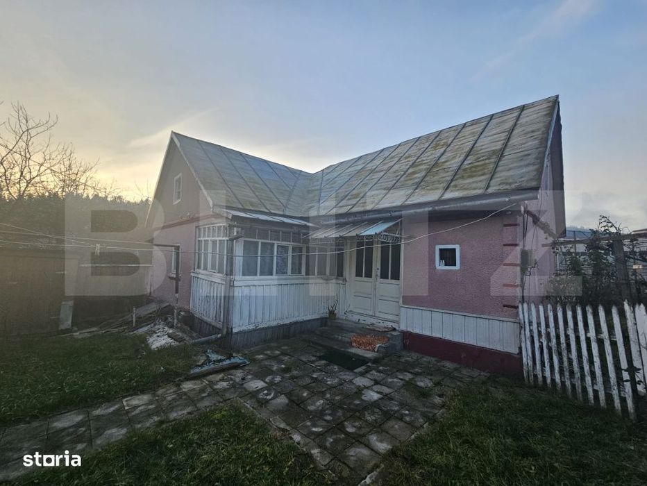 Casa cu 2 camere si anexe, zona centralǎ, Campeni