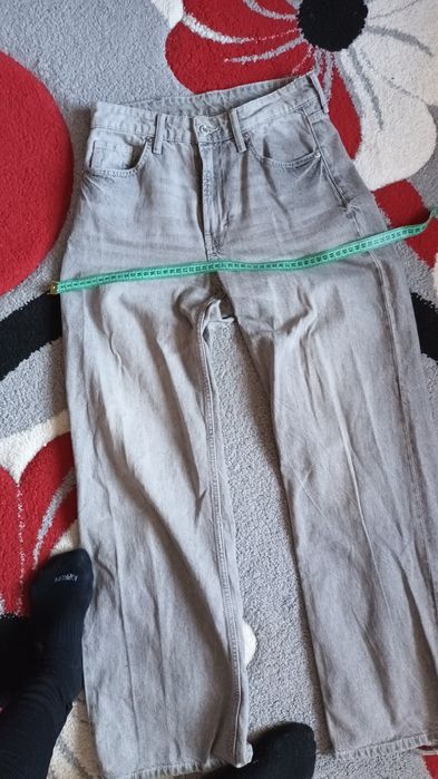 Vand pantaloni de blugi