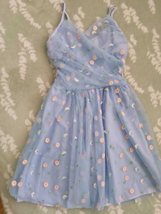 Рокля с бродирани цветя