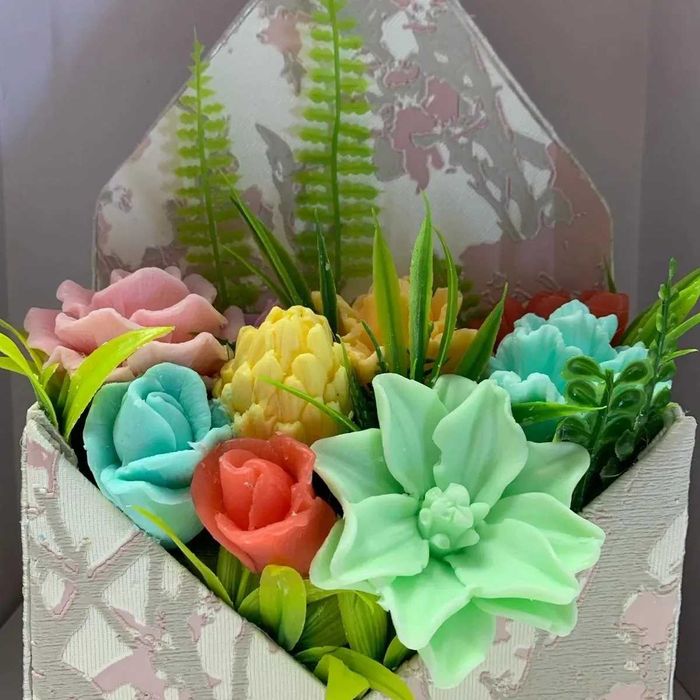 Цветя от ароматен глицеринов сапун и Българска роза унив.маг.