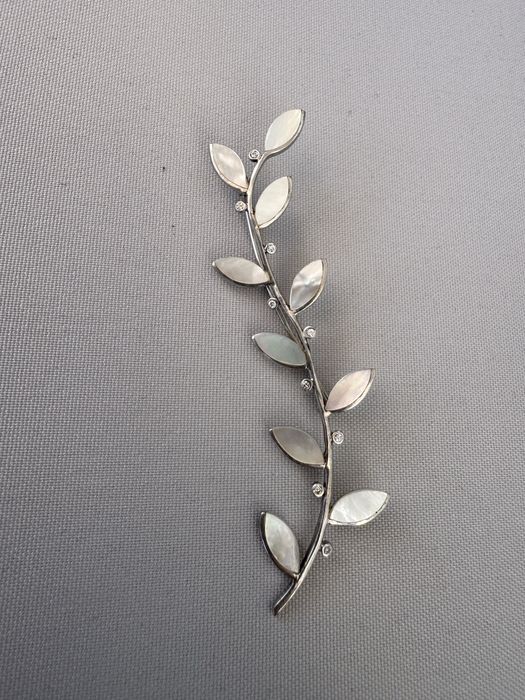 Brosa dun argint, cubic zirconia si sidef