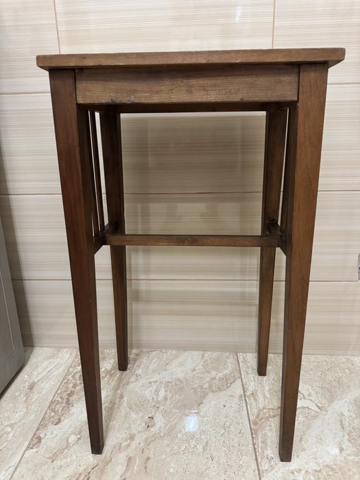 Măsuță veche din lemn.