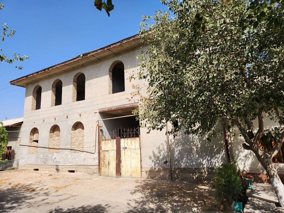 Hovli sotiladi juda yaxshi qurilgan