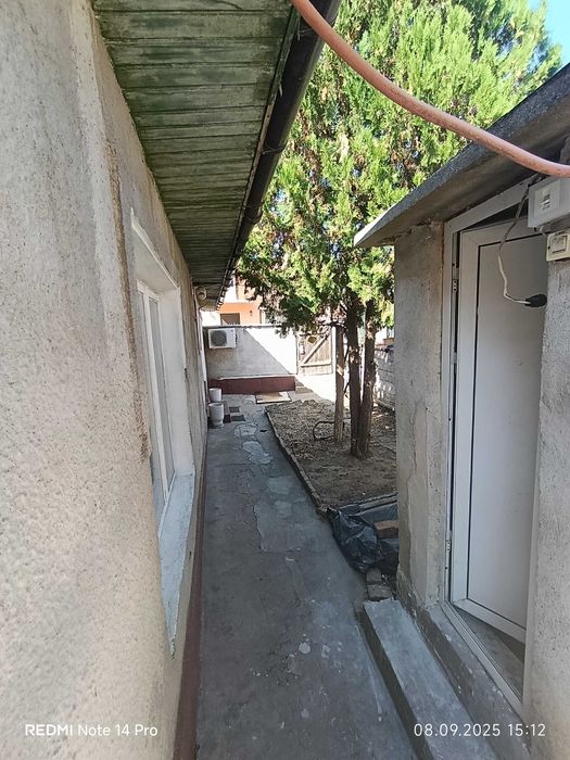 Продавам къща с дворно място