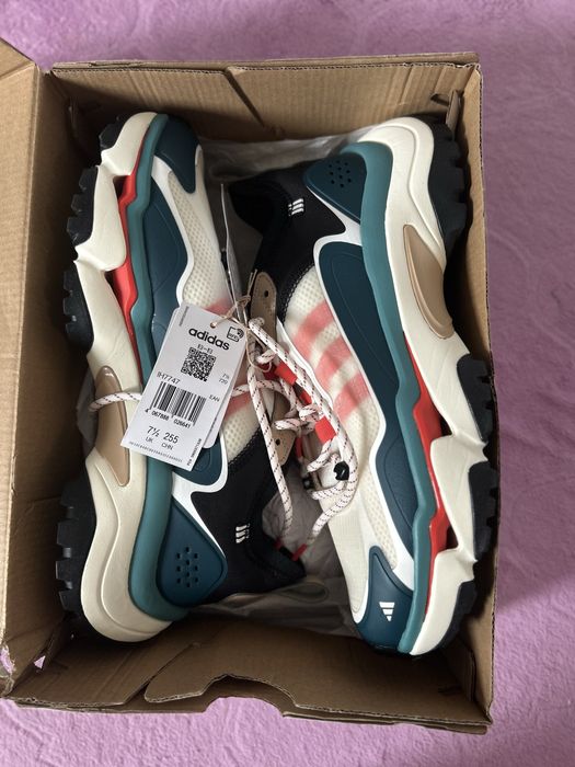 Продам кроссовки новые