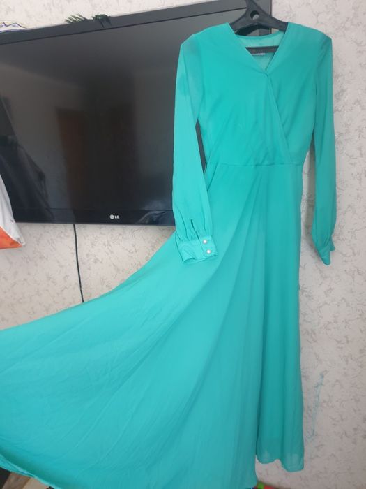 Продам платье длинное в пол за 5000 теңге.