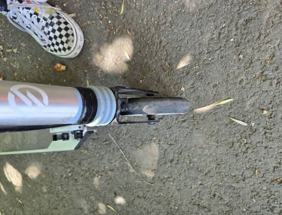 Trotineta Oxelo cu suspensii si frane pe ghidon