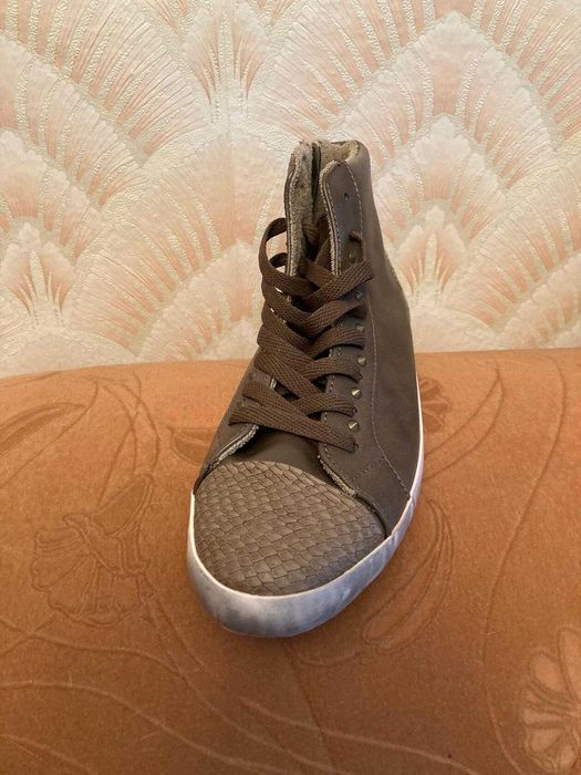 Продаю женские кеды