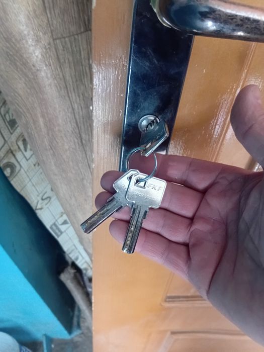 Дверь деревянная входная