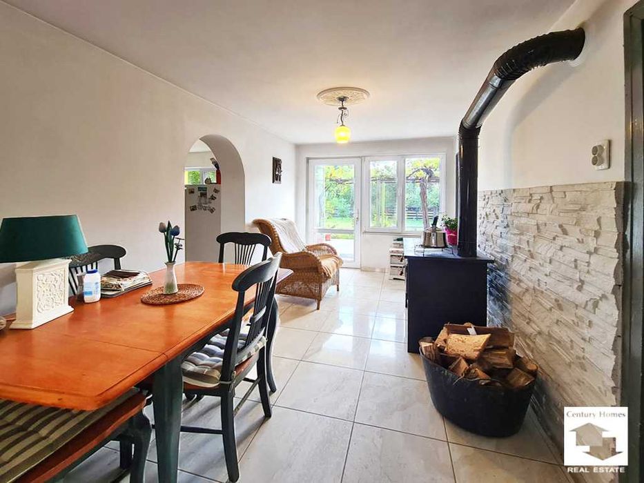 175101 Масивна къща с голям двор и кладенец  в село Петко Славейков