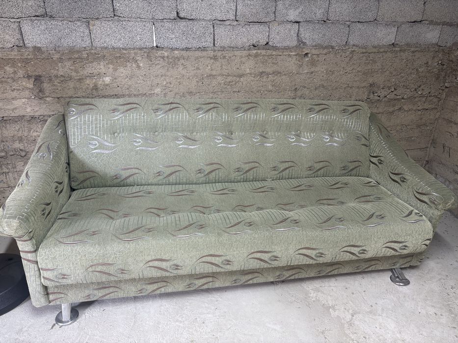 Ковры в отличном состояний 350*400.      Подставка и диван
