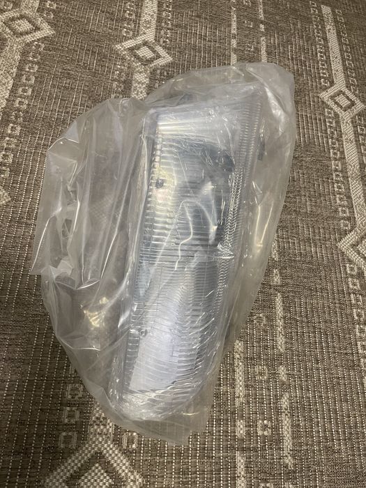 Продам правую фару на Toyota camry 20