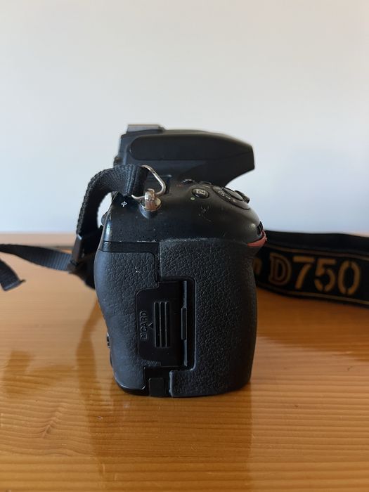 DSLR Nikon D750