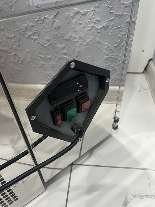 Продаю витринный холодильник