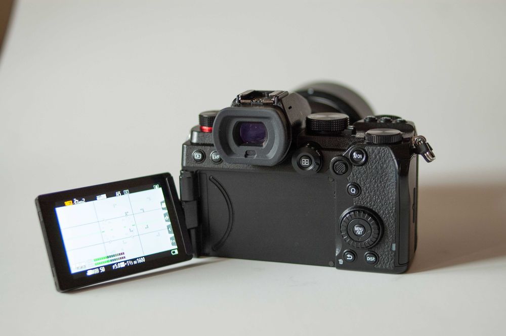 Продавам Panasonic Lumix S5 с обектив Lumix S 50mm f/1.8