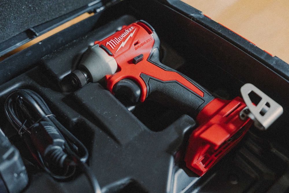 Акумул. винтоверт Milwaukee M18BLIDR-502X + батерия, зарядно, куфар
