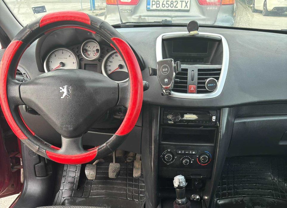 продавам  пежо 207