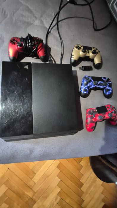 PS 4 Slim s 4 joistika
