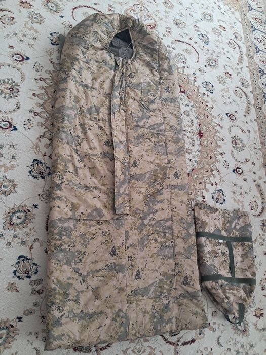 Спальный мешок и коврик военный теплый.