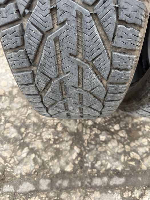 2 броя зимни гуми Tigar 225/50 R17 Dot 0824 ном 504