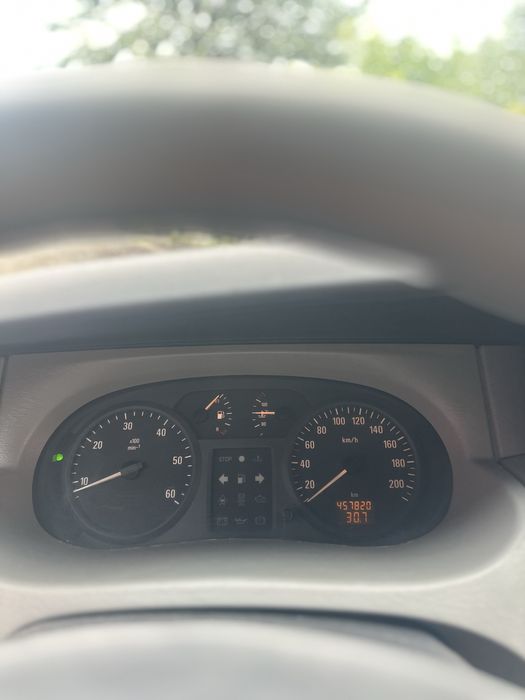 Vand opel vivaro 6 locuri+ marfa 1.9 tdci ,