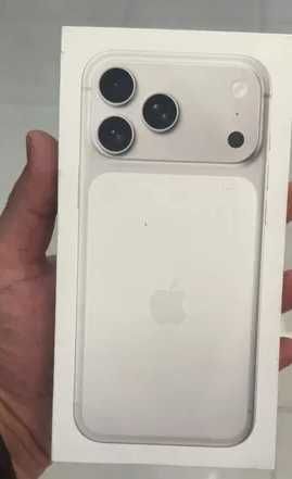 iPhone 17 Pro Max 256GB Silver CH/A — новый, запечатанный