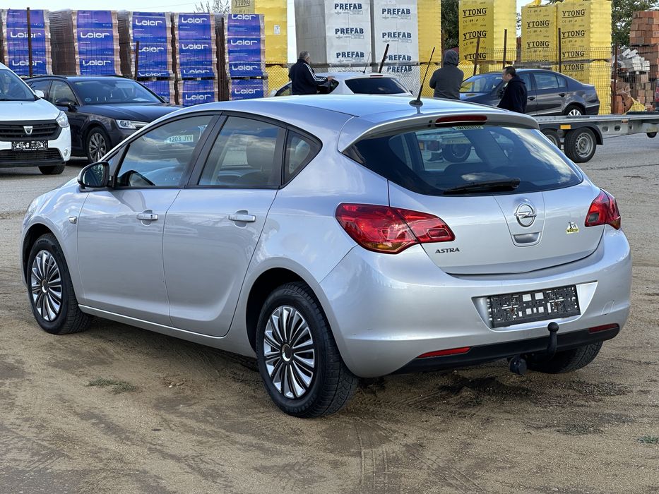 Opel  Astra J 1.4i 2010