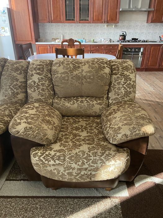 Угловой диван и кресло. БУ.