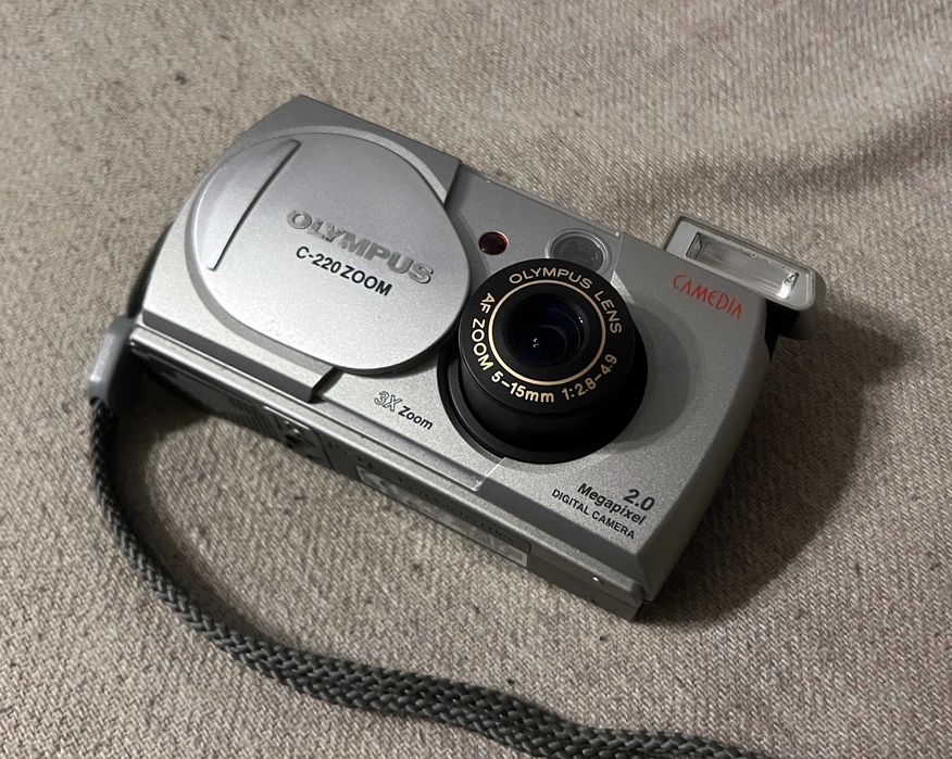 Aparat foto Olympus C 220 Zoom 2MP cu card SmartMedia 128MB