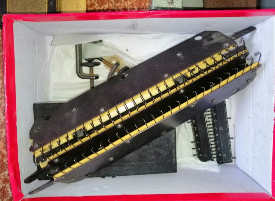 Продам вязальную машинку НЕВА-5