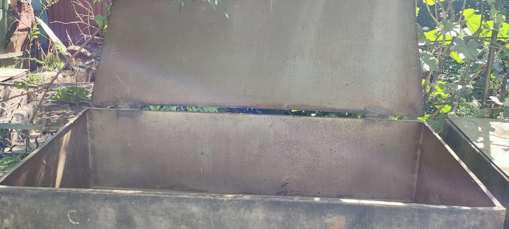 Металлический контейнер для хранения корма