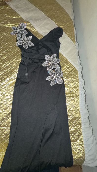 Rochie neagra cu flori din diamanti