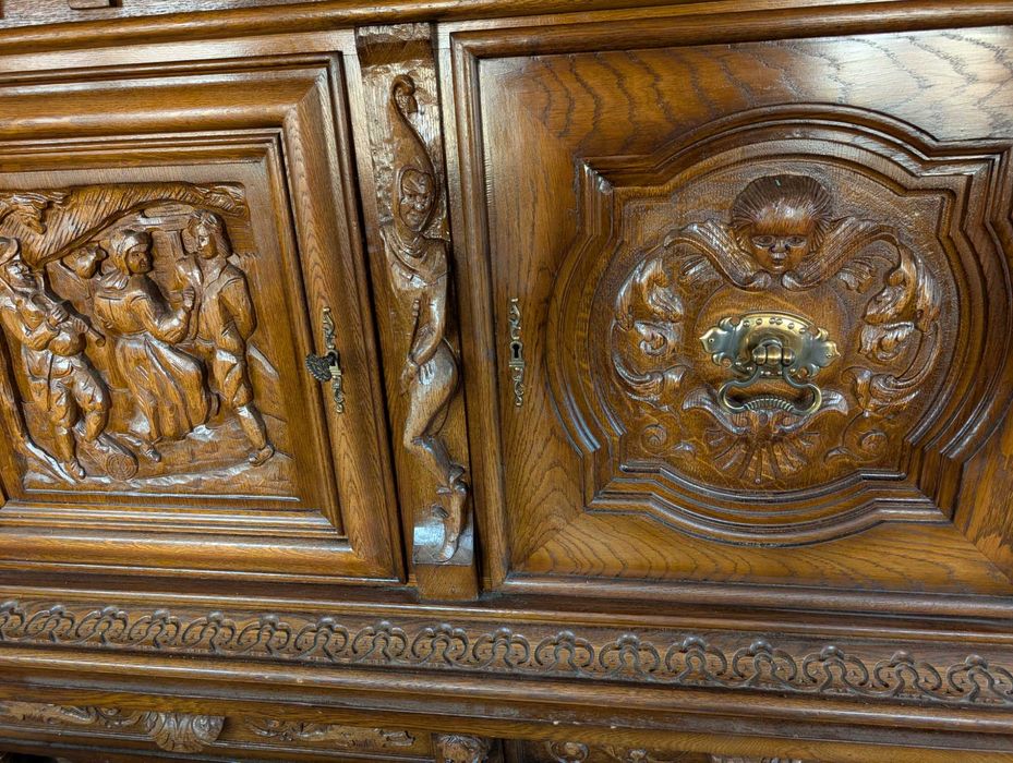 Антикварен массивен дъбов бюфет в стил Неоренесанс