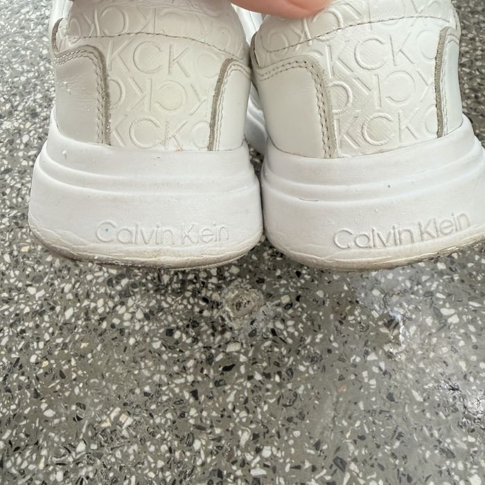 Бели кецове на Calvin Klein