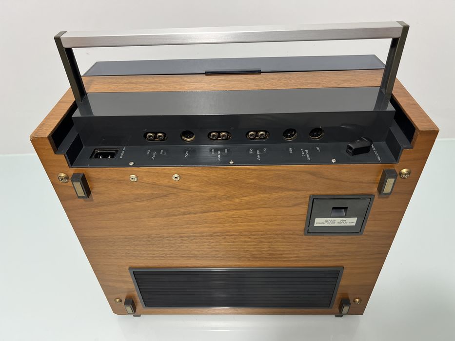 Linie REVOX compusă din magnetofon Revox A77 cu capac antipraf, amplificator A78, radio/tunor A76