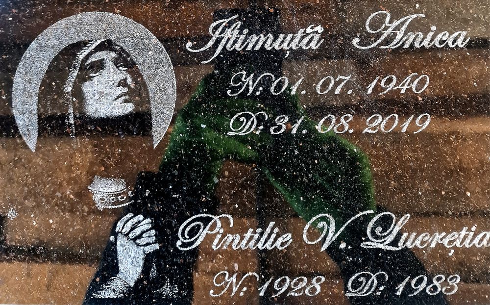 Cruce cimitir cu scris , fotogravura personalizata si felinar