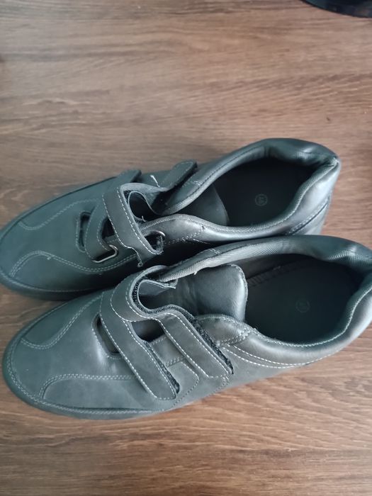 Vand încălțăminte femei și bărbați  în stare buna  cuzme catwalk mărime 38  preț  300 Ron sandale noi  cu stras  preț 100 Ron  mărime 36