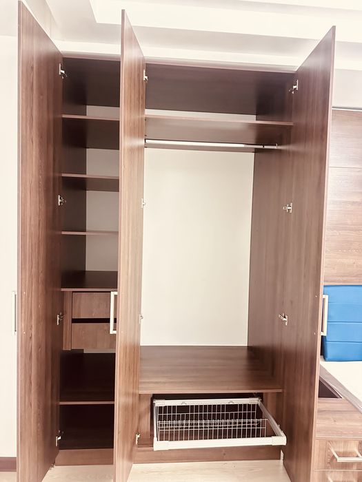 Добротный спальный гарнитур