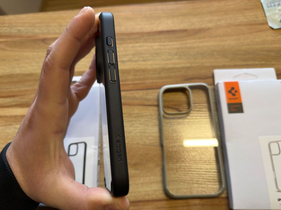 Spigen калъфи/Iphone 16pro