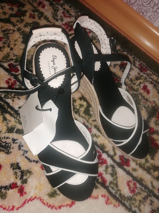 Продам босоножки