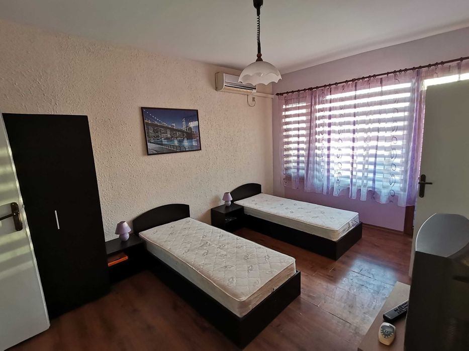 Дава се под наем Двустаен апартамент в Бургас, Лазур - 70 кв.м за 200 € - Снимка #2