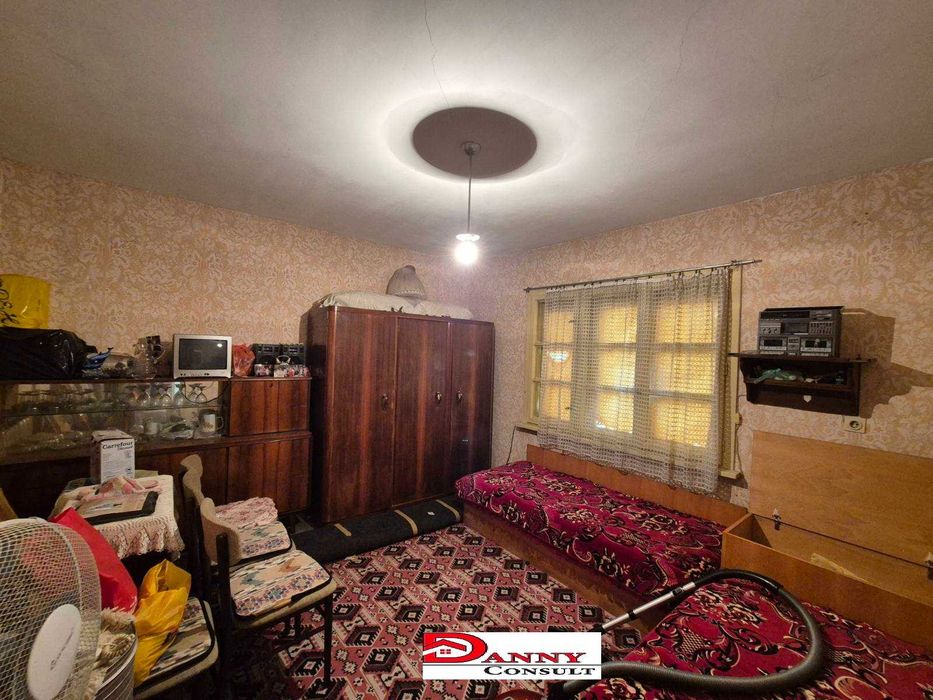 Къща с двор и кладенец в с. Бутово, общ. Павликени