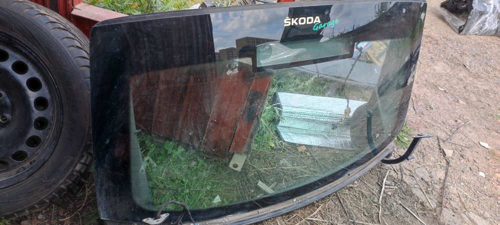 Продам заднее стекло