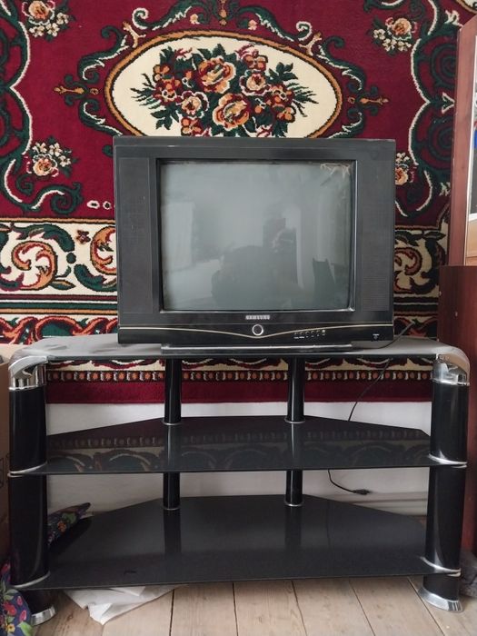 Подставка и телевизор