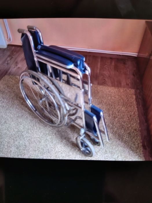 Инвалидна количка с пневматични гуми.