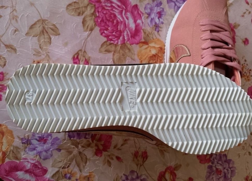 Дамски маратонки Nike.