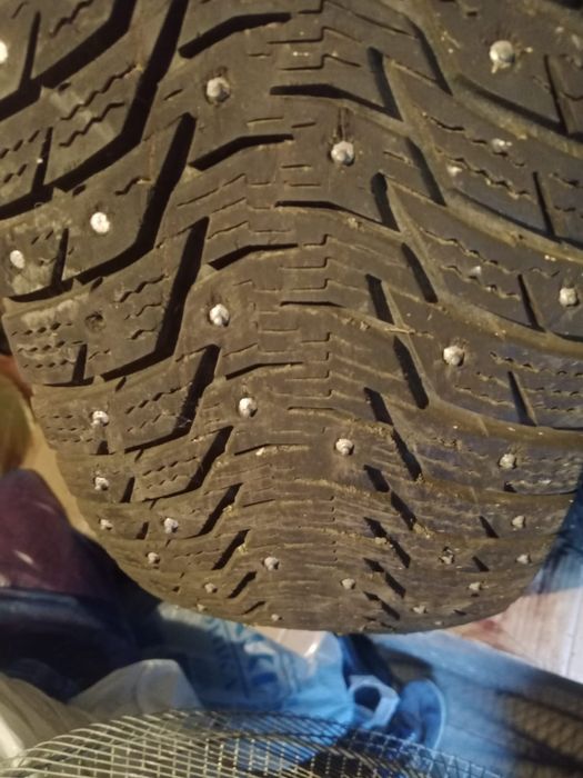 Продам зимние шины с шипами