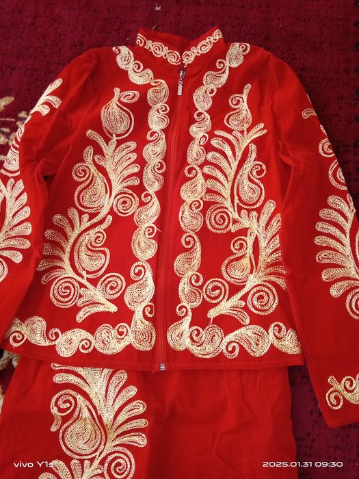 Кастум юбка сотилади